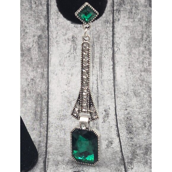 NWOT Silver Tone & Emerald Green Drop Dangle Runway Earrings 3" Pierced Statemen - Picture 3 of 9